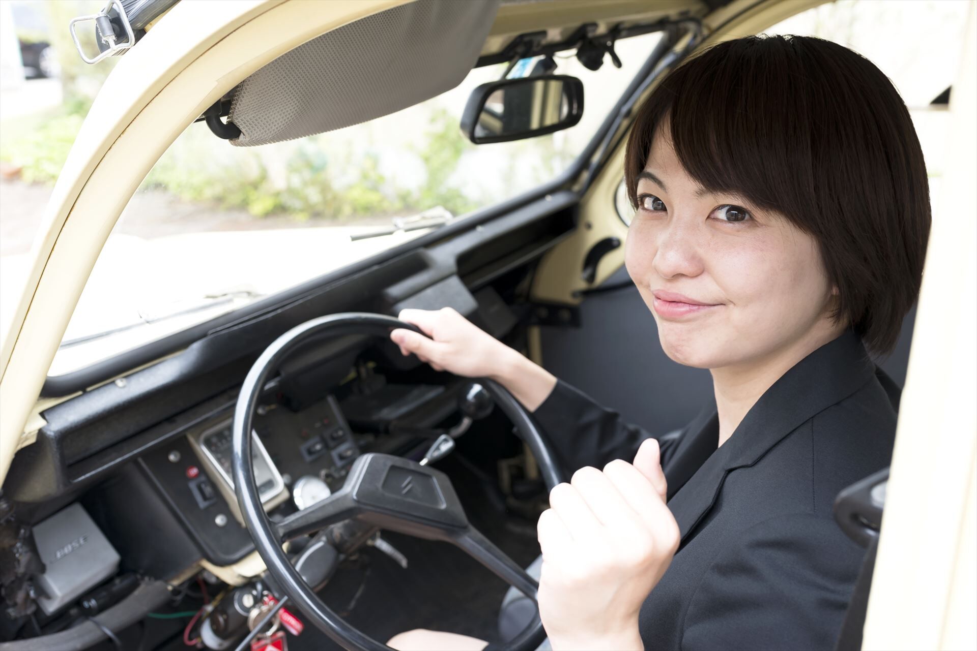 車の女性販売員